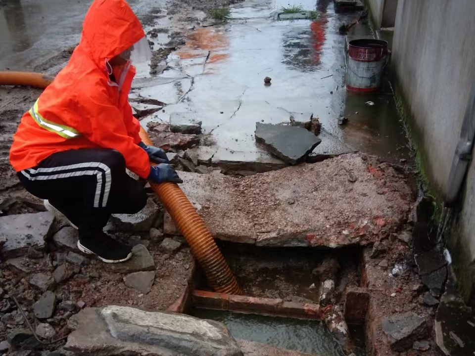 尚志专业清理污水池 炜誉市政以规范流程守护城市 “肠道”